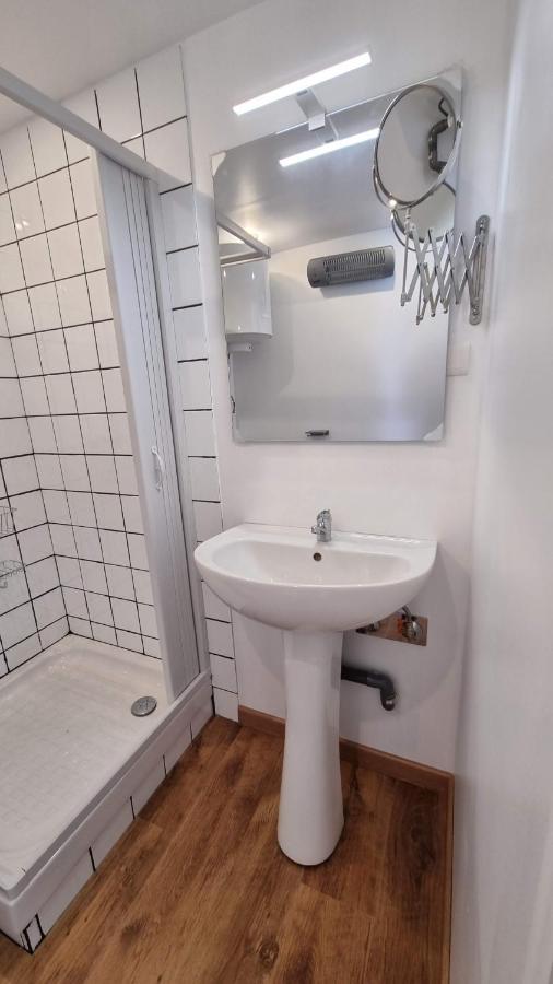 Studio En Rez-De-Chaussee - Le Petit Chateau Avesnois - Tv - Wifi - Logement Entier Avesnes-sur-Helpe Buitenkant foto